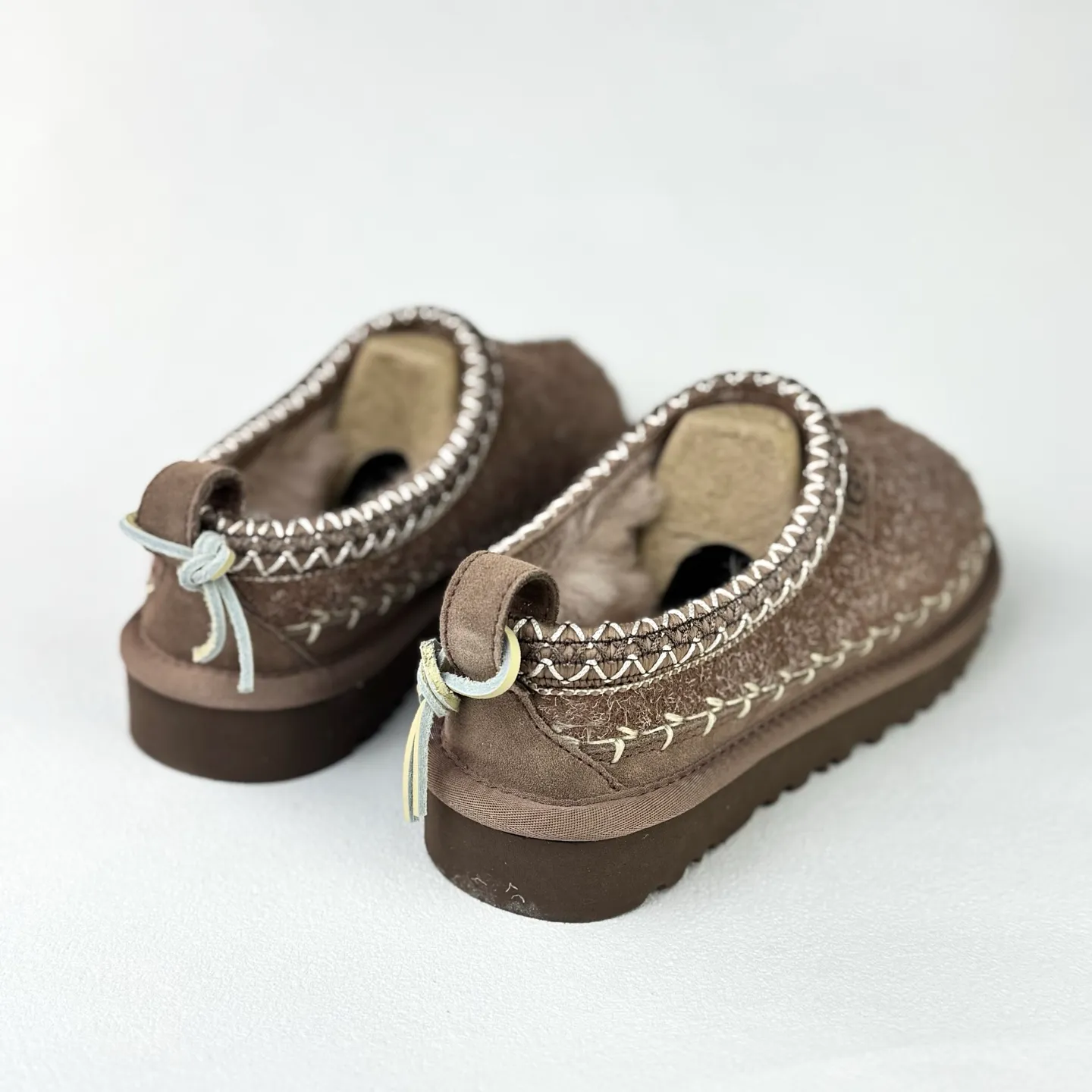💰520 📦25 New Products for Autumn and Winter | Biarritz · UGG New Products for Autumn and Winter Classic Novelty Series (Biarritz Style) 🔥 I have been recently picked up by this Biarritz model ￼￼[草草R][草草R][草草R] 📦The entire series of Biarritz is now online ❄️There are Tasman slip-ons and ultra-short boots suitable for autumn and winter. ✔️🔘 Tasman Biarritz model Shoe size: 36-40 Color: mustard seed/light oak brown ✔️🔘Classic super short boots Biarritz model shoe size: 36-40 Color: mustard seed/light oak brown 🍁Let’s create our own uniqueness together this autumn and winter ✔️ In the collision of classics and personality 💫 Find your unique relaxed style 😎 This style is very UGG!